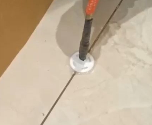 商水瓷砖空鼓维修公司专业解答瓷砖在铺贴过程中，如果没有涂抹均匀到位的粘结材料（如水泥砂浆或瓷砖胶），可能会导致以下问题