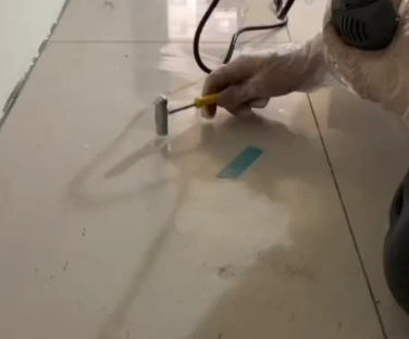 商水瓷砖开裂维修公司专业分享瓷砖在铺贴前如果没有沥干水分，将会导致以下问题
